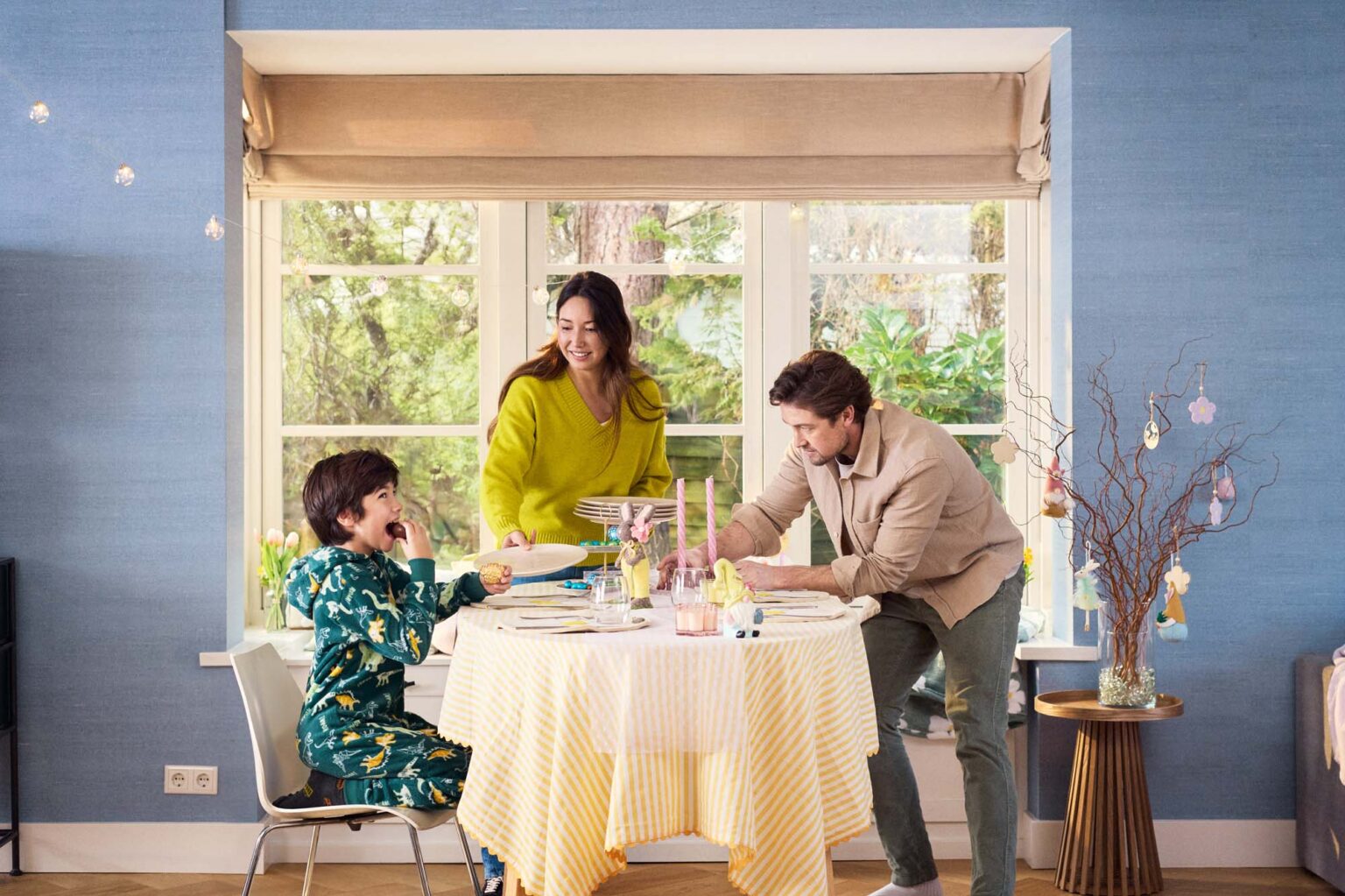 Shot2 – Decorating the table-2025_Q1_Action_Easter3578_summer_window