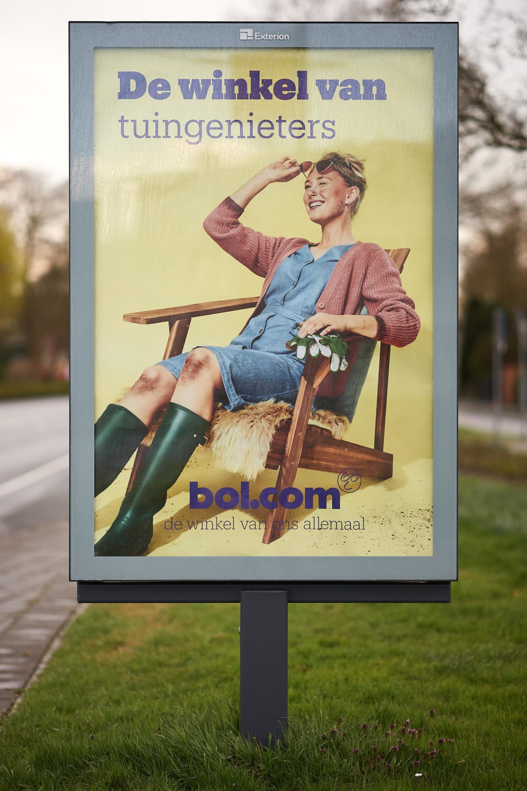 Naar_buiten_OOH_abri_meisje-scaled
